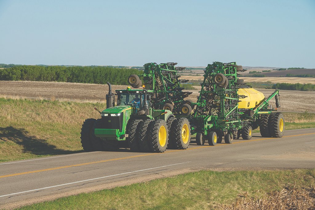 FieldSmartInc's tweet image. As we head into the first long weekend of the season a reminder to drivers to watch for our busy farmers!
Getting behind slow moving farm equipment for 2️⃣ miles is the equivalent to waiting for 2️⃣ city stop lights  🚦
Stay back ~ Slow down ~ Enjoy the Scenery 🌅