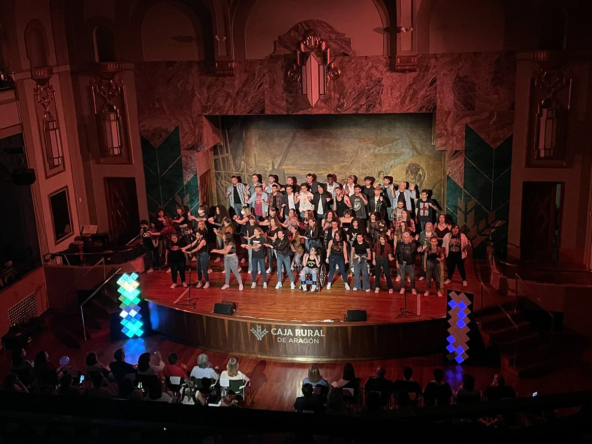 VrestUnizar's tweet photo. Espectacular actuación del @CoroCantatutti de @unizar 
Enhorabuena !!!!! 👏👏👏👏 https://t.co/WPNN6KTFkv