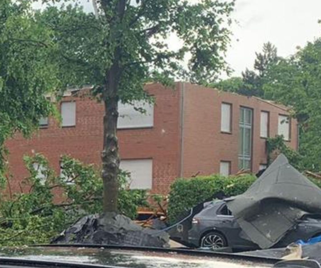 Wieder keine Kinderbetreuung? Ein  Tornado in Paderborn hat das Dach der Kita weggefegt. Jetzt stürmt es heftig in der Region Hannover.