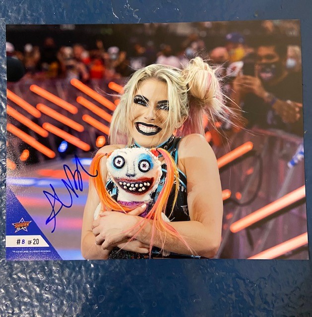 WWEAuctions's tweet photo. Tonight at 8pm ET, these @AlexaBliss_WWE 8×10 @SummerSlam photos will be live on @WWEAuctions!
#WWEAuction #WWEAuctions #SmackDown https://t.co/UgHq4GAZdp