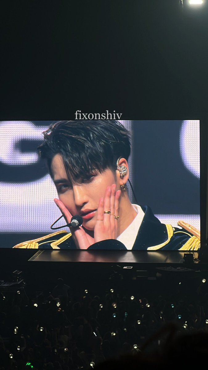 fixonshiv's tweet photo. Some more #ATEEZ concert pics: a kiss from Seonghwa 😘 #ATEEZWORLDTOUR2022 #ATEEZinAmsterdam https://t.co/g9BwqUtmva