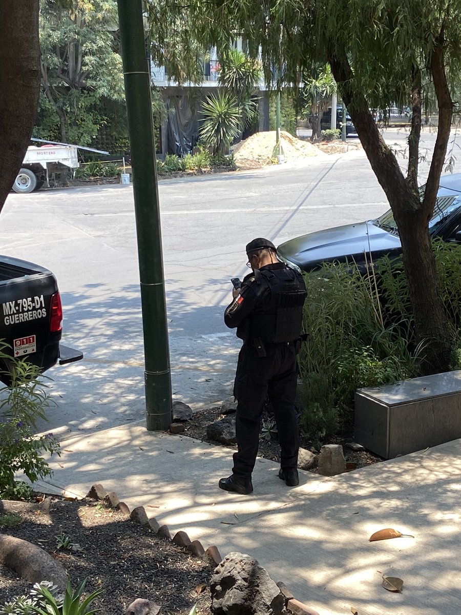 STUDIOROCA's tweet photo. @UCS_GCDMX @SSC_CDMX
Gracias al apoyo para seguridad. Porfavor colocar sus unidades en lugares adecuados.Hacen barrera visual y física frente negocios Campos Elíseos &amp; Goldsmith
Frente hay cajones en parque para hacer base y no afectar entradas, #negociospolanco y rampas https://t.co/CmTozvY8iX