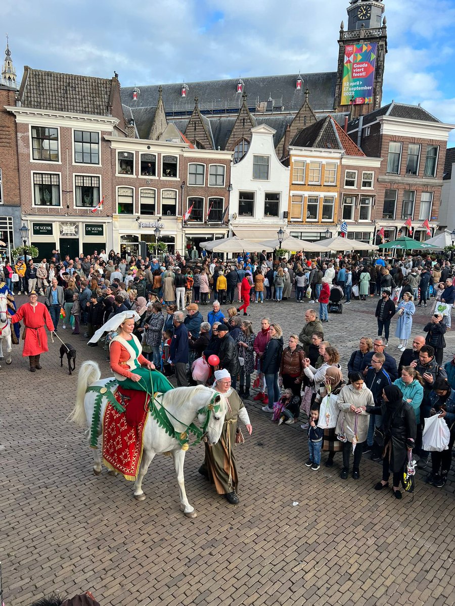 VerhoeveMarja's tweet photo. Veel deelnemers, een ontspannen sfeer en snoep in overvloed bij de avondvierdaagse @gouda750jaar https://t.co/BWk685VDBV