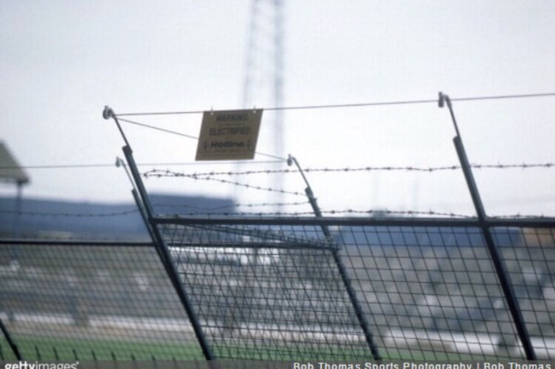 deedeeporige's tweet photo. The Origin of pitch invasions.. we always did it proper.. Chelsea..  

#KenBates #ElectricFences ..

#Sorted https://t.co/bvuxWqfoLU