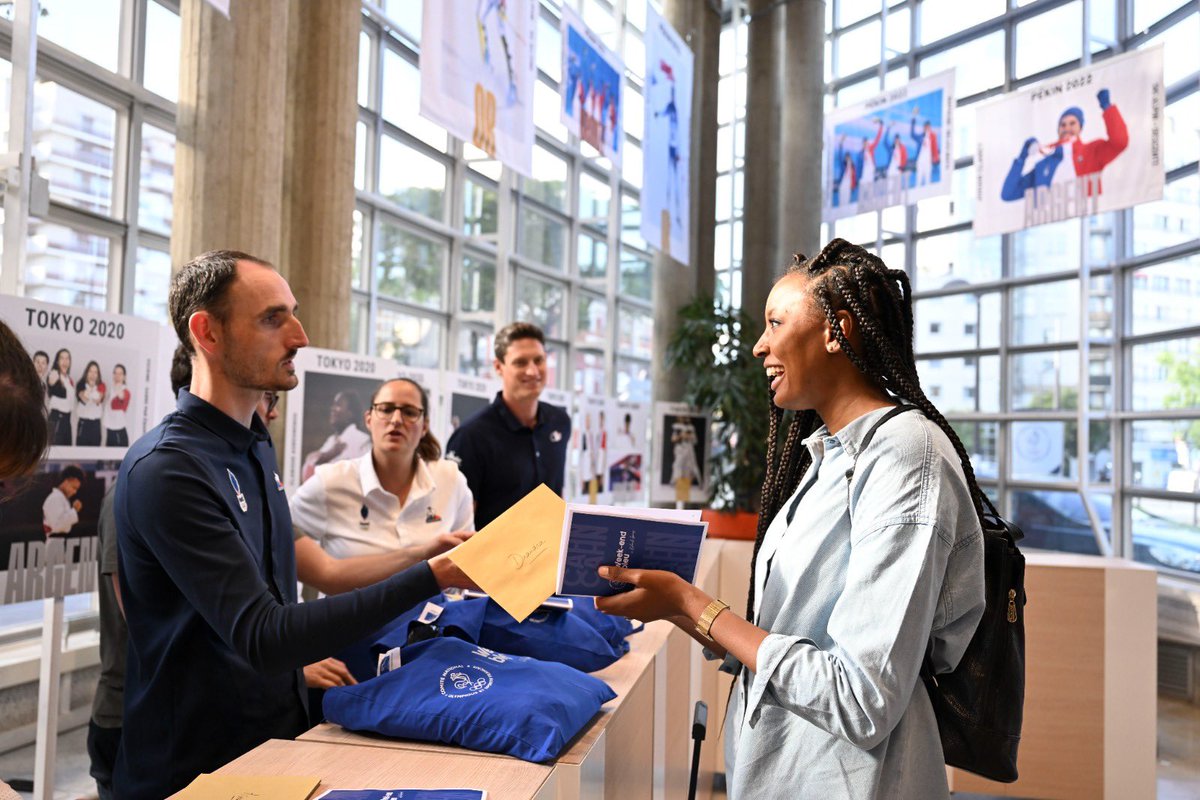 FranceOlympique's tweet photo. Les athlètes sont arrivés au CNOSF 
! 🗓 Au programme du #WeekEndBleu : formations, partages d’expérience, convivialité, découverte du tennis et lancement de @rolandgarros. 
Une équipe de France été et hiver  toujours plus unie au service de la performance 🇫🇷 https://t.co/tnrGqGLn04