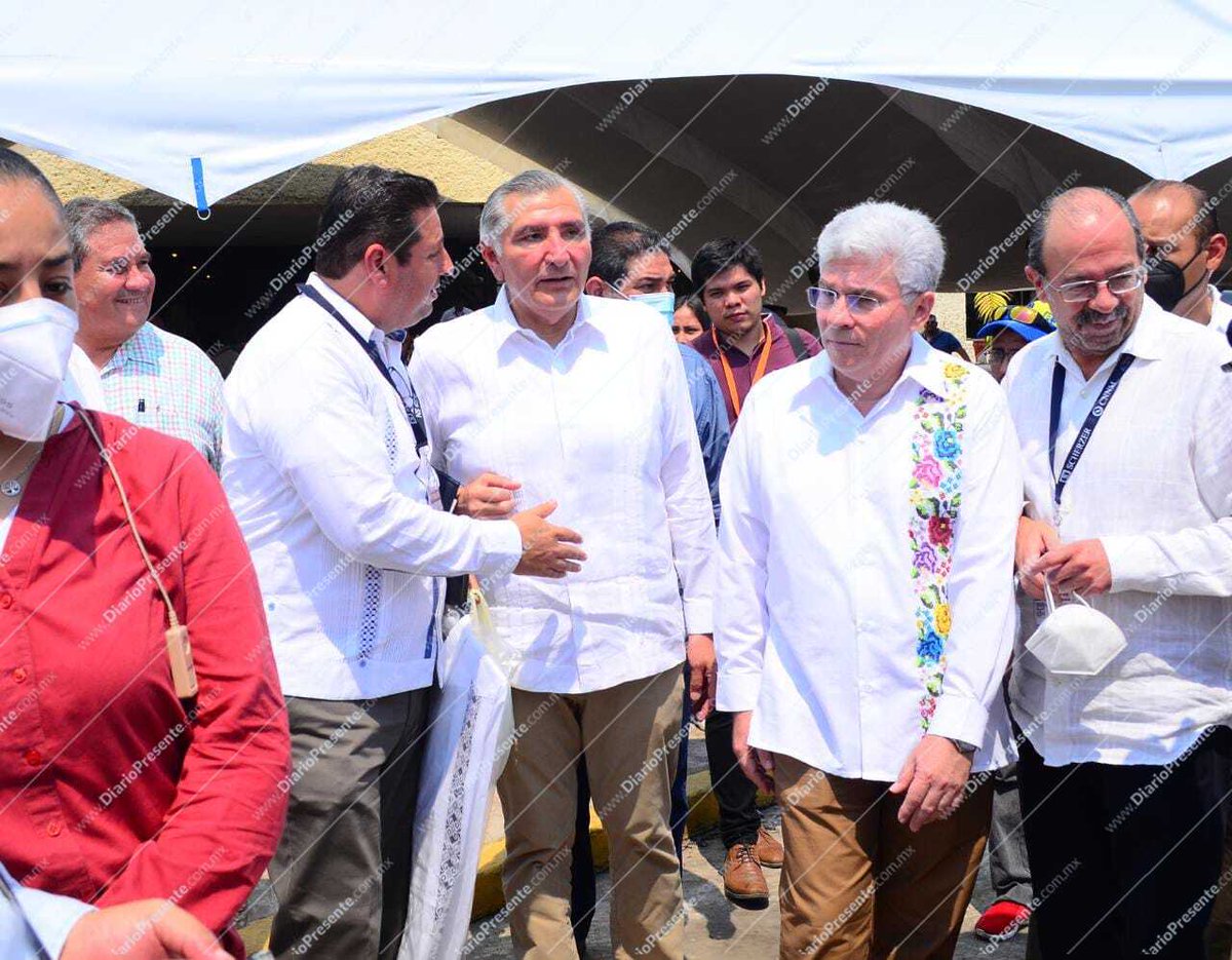 DiarioPresente's tweet photo. #FotoGalería📸 Le #obsequian una guayabera al secretario de gobernación Adán Adán Augusto López Hernández
Vía: José Pérez
➡ https://t.co/tGp1ZyebgI https://t.co/N88DuWAcIL