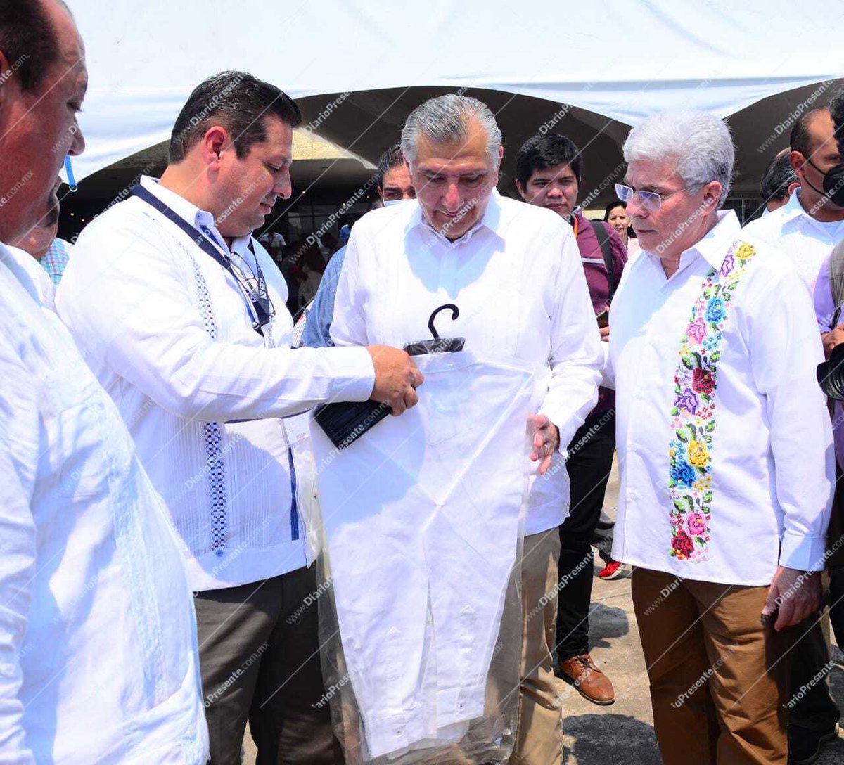 DiarioPresente's tweet photo. #FotoGalería📸 Le #obsequian una guayabera al secretario de gobernación Adán Adán Augusto López Hernández
Vía: José Pérez
➡ https://t.co/tGp1ZyebgI https://t.co/N88DuWAcIL