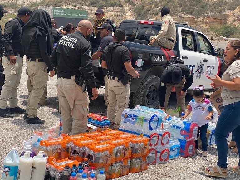 SSPCOAH's tweet photo. Reconociendo el #Valor y #Entrega de las y los #Brigadistas que #Combaten los #IncendiosForestales personal administrativo y de la #PolicíaEstatal aportaron e hicieron entrega de víveres, agua, hidratantes, medicamentos y artículos de higiene personal. https://t.co/iEw7pU1QJH