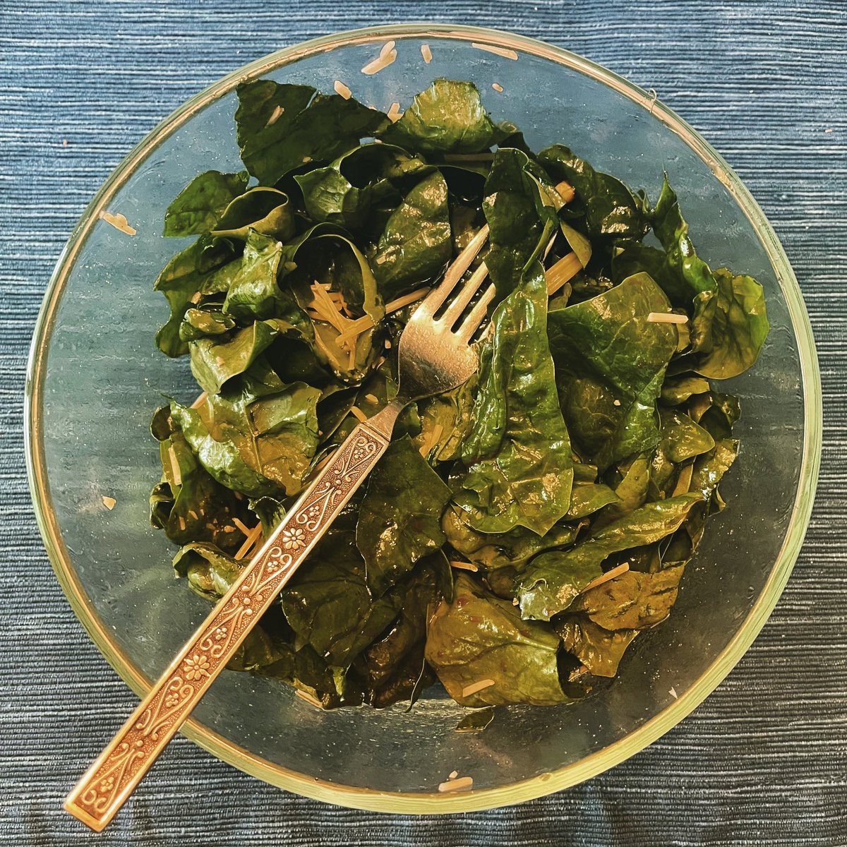 FaublesFables's tweet photo. 🥰🥰🥰
Pardon me while I positively BURY myself in the farm fresh spinach from down the road. (Yeah. I needed to use my 1.5L Pyrex bowl for this. Hehe)
Bonus: made my own dressing. (and made it Angry Balsamic by the addition of a dash of chile infused oil. 👀)
#Eaaaats! https://t.co/aucGNKP7TE