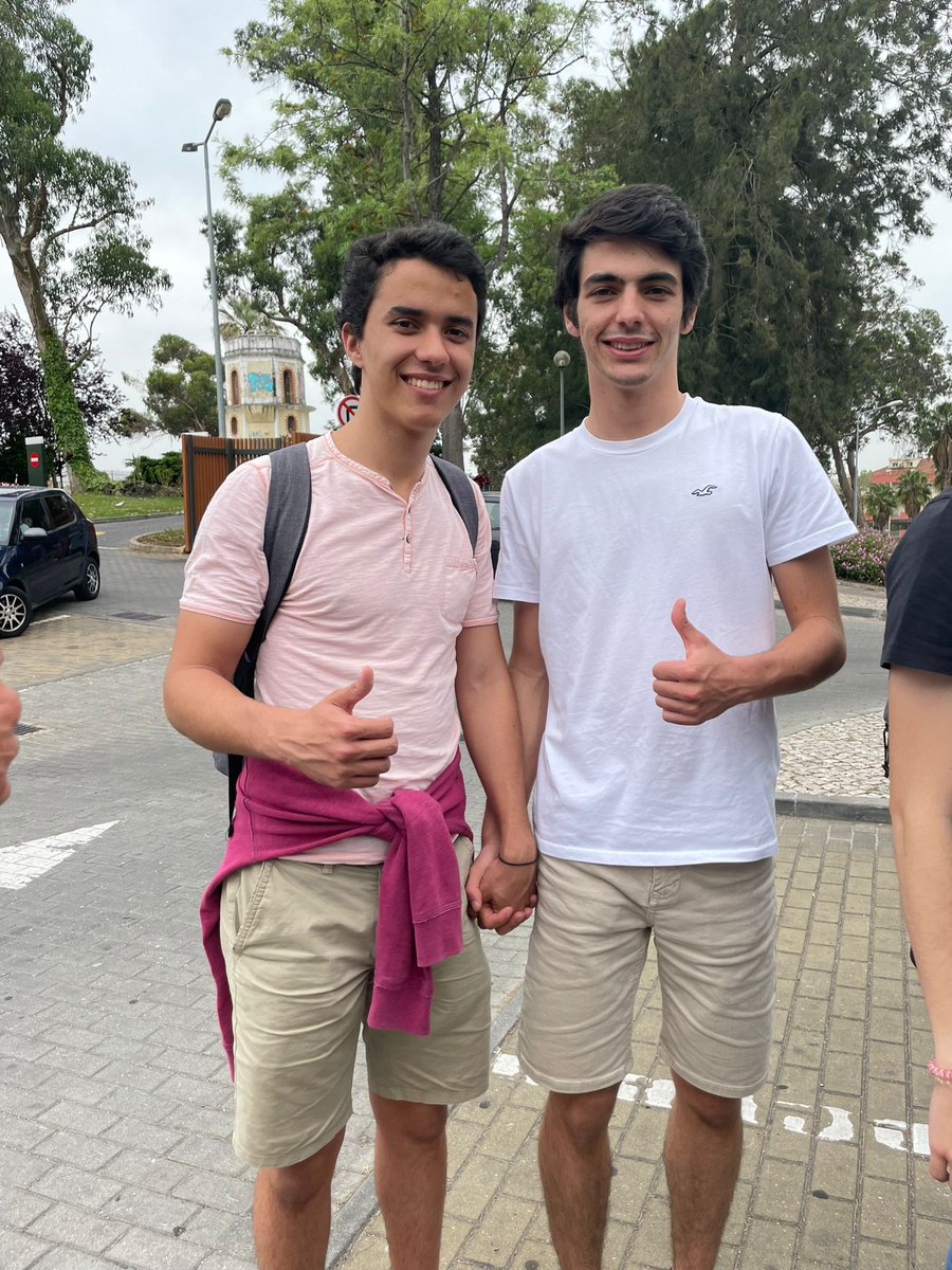 riprafael_'s tweet photo. Chocante! Aqui podemos ver uma foto do Pedro a dar a mão a um menino!! 😮😮 Afinal ele não é homofóbico mas sim homossexual. No entanto continua a ser racista e nazi https://t.co/fd2iwVD9Ck