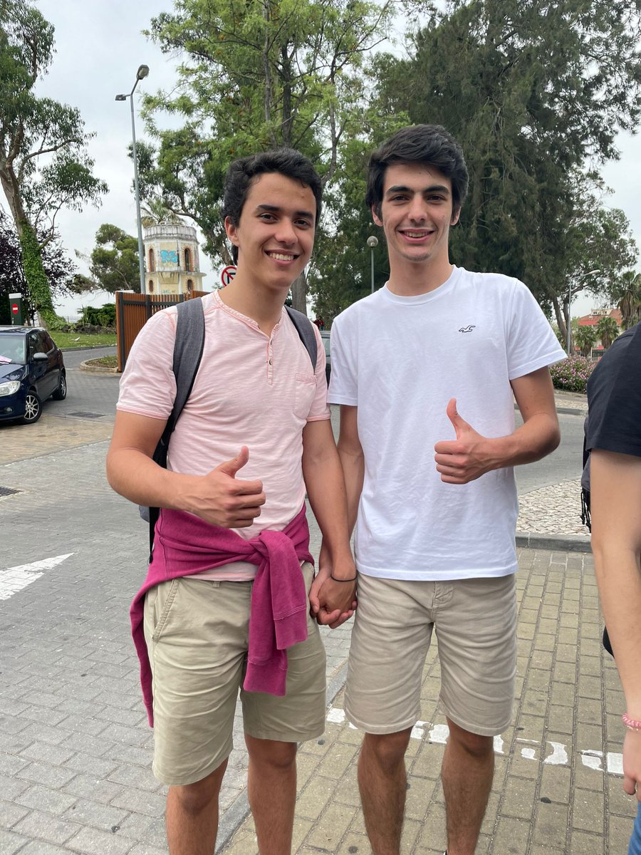 riprafael_'s tweet photo. Chocante! Aqui podemos ver uma foto do Pedro a dar a mão a um menino!! 😮😮 Afinal ele não é homofóbico mas sim homossexual. No entanto continua a ser racista e nazi https://t.co/fd2iwVD9Ck