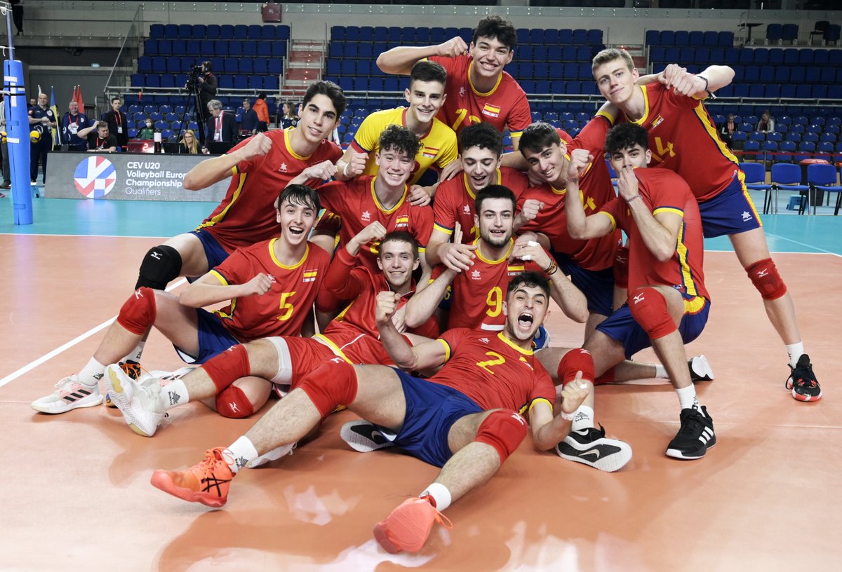 TodovoleySpain's tweet photo. 📝NOTICIA | Desde 2023 todos los torneos continentales de selecciones menores contarán con 16 selecciones participantes

De ese modo, aumentarán las posibilidades de clasificación a las fases finales de los diferentes equipos @RFEVB 

🆕👉https://t.co/uqt2kAgw0V

🏐#SomosVoleibol https://t.co/ngweLbaCA1