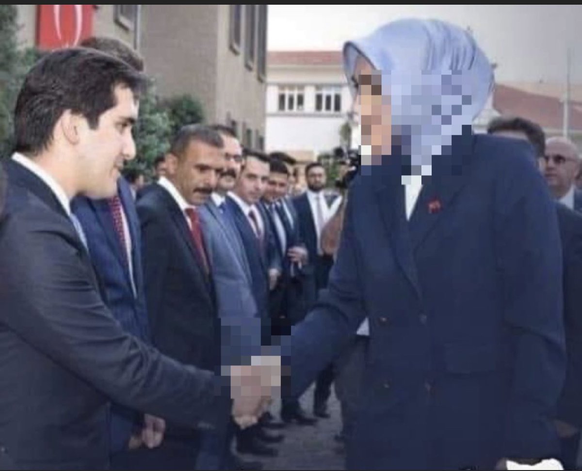 Türkiye'nin ilk Kadın Valisini
Niçin Tebrik Etmedin Diye
Soran Kardeşlerimiz var.

Birşey gerçekten çok yanlış anlaşılıyor.
İslam'da Başörtüsü değil, 
TESETTÜR FARZ
 
Namahrem ile olan irtibatlarda
Tesettür'e dahil ❗️

Erkekler ile tokalaşan bir
Valinin ben neyini Tebrik edeyim ?