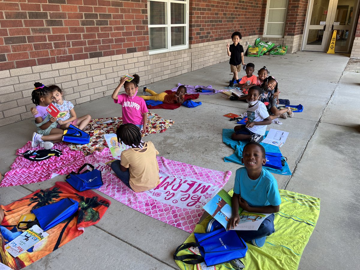 JessicaLiteracy's tweet photo. Today was so much fun! Students in Mrs. Humphrey’s class had a book-nic to celebrate their 100% participation in @SEstarsR2 Spring Read-A-Thon! We had snacks, enjoyed the shade, and read lots of great books! https://t.co/B7u5tHKUiS