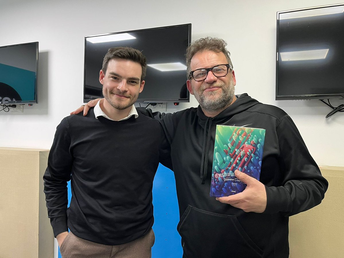 provincia1270's tweet photo. #Ahora nos visita el escritor @vacappe, nos presenta su primer libro "El museo de la memoria humana", editado por @ComunidadOrsai 📕

#PerdidosEnElEspacio🚀
@gillespiok @MiriMolero 
📻 https://t.co/jKejIHcpvt https://t.co/EUXYwTPm83
