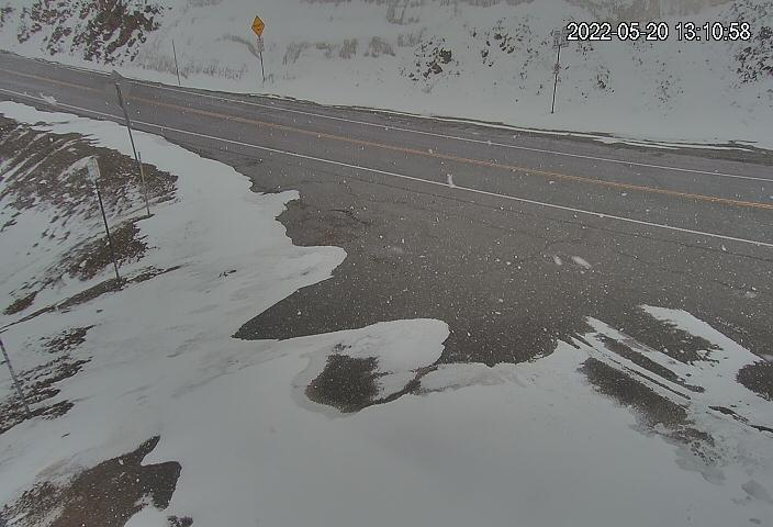NWSBoulder's tweet photo. Why hasn't the snow been sticking to the pavement even in the mountains like in this this photo from Loveland Pass? It is because most areas saw pavement temperatures reach above 100Β° yesterday! Pavement temperatures are still around 40Β° across our area. #COwx https://t.co/IPIS8YOKoO