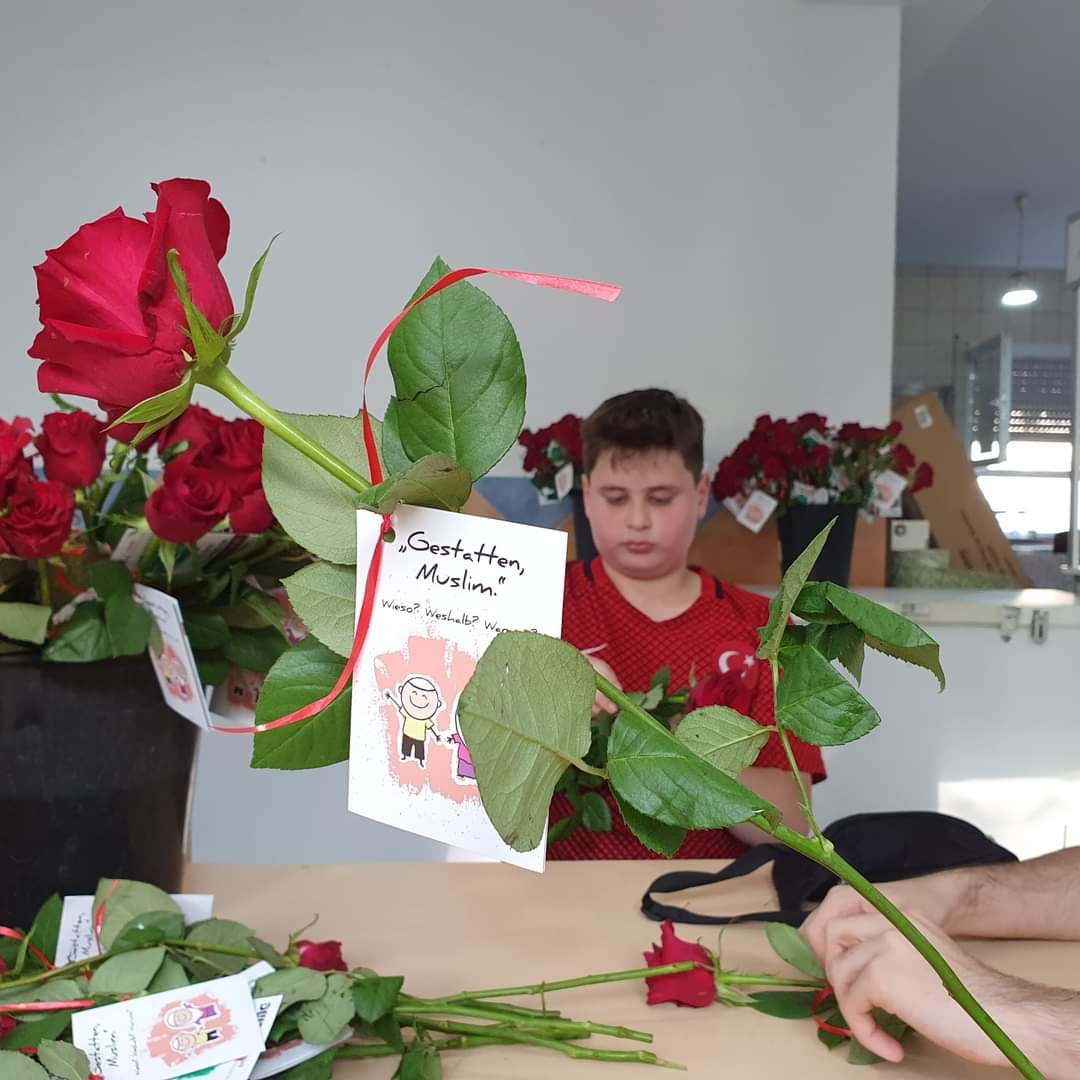 igmgrastatt's tweet photo. #GESTATTENMUSLIM🌹
Die Vorbereitungen für die Aktion "Gestatten,Muslim." sind abgeschlossen. Wir sind morgen auf der oberen Poststraße in Rastatt! @igmgorg
#hoffnung #freude #Rosen #igmg #igmgrastatt #BuyrunBenMüslümanım #HelloIamMuslim #BonjourJesuismusulman #HalloWijZijnMoslims https://t.co/WIbfsbmQS1