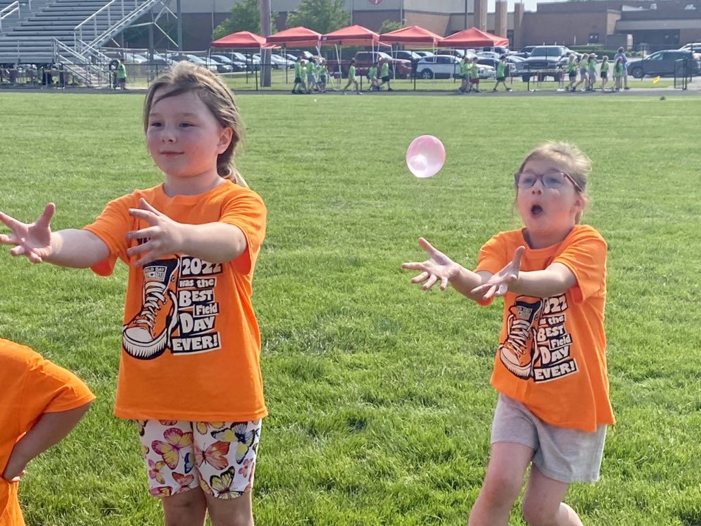 scarter40's tweet photo. Limbo and balloon toss https://t.co/u5YLOeKCIL