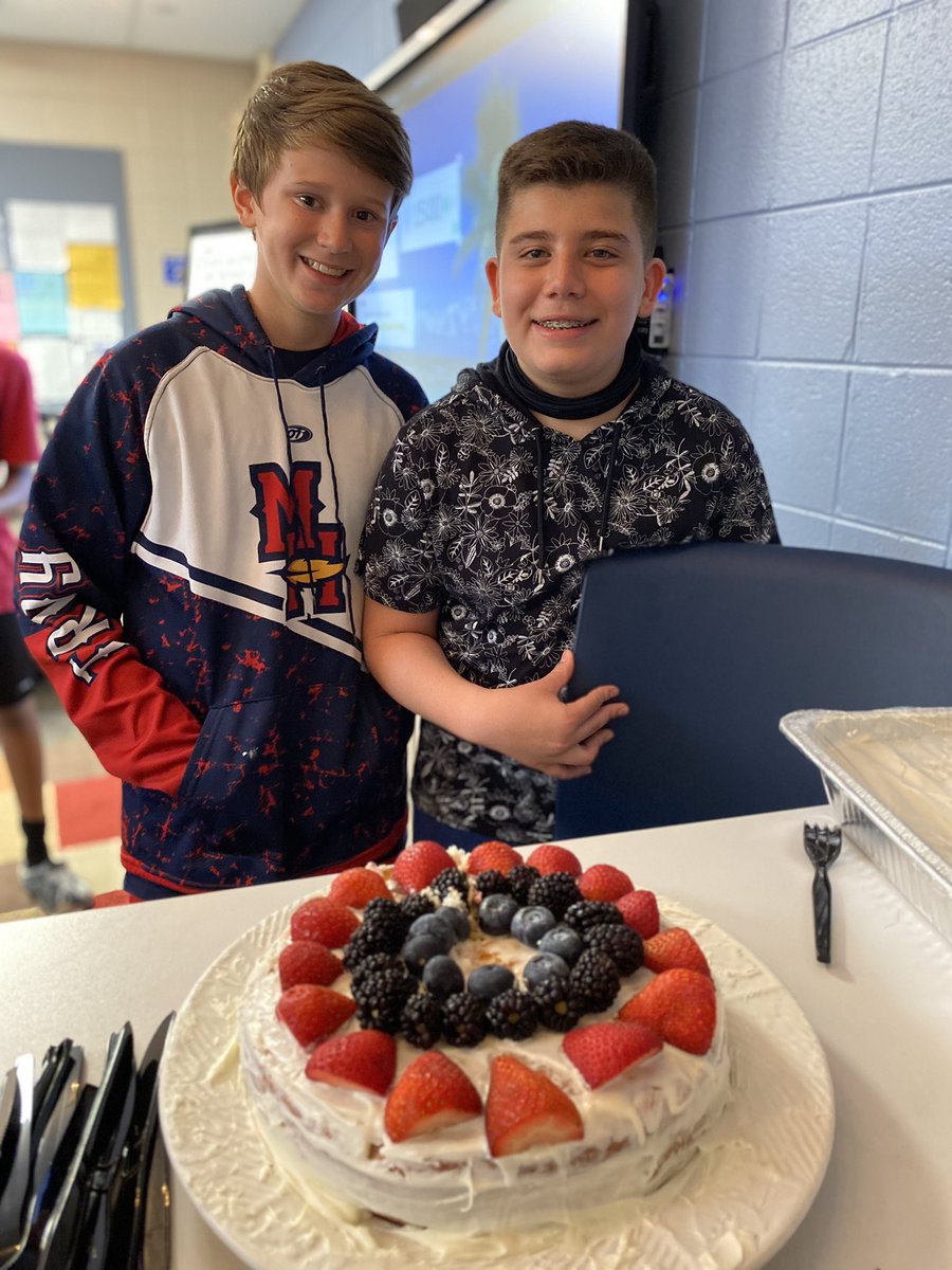 MullerApril's tweet photo. Learning to quilt, bake, paint, and create special effects makeup @LarsonMS genius hour Fridays. https://t.co/pxb1ffGOjz
