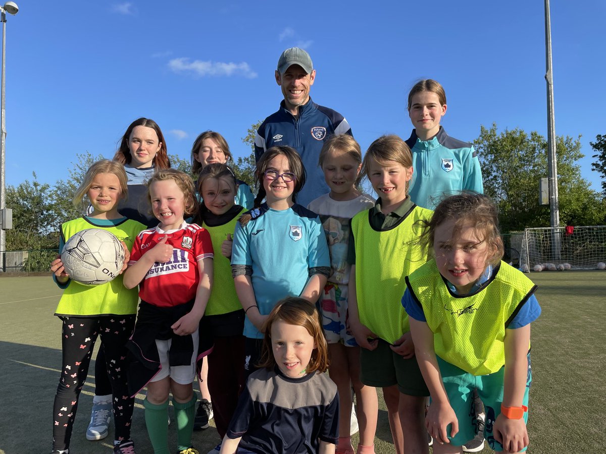 Big thanks to ⁦<a href="/AlanBennettFAI/">Alan Bennett</a>⁩ for dropping by the ⁦<a href="/AvondaleUtdFC/">Avondale United FC</a>⁩ academy this evening to pass on some coaching tips and share some words of encouragement with the girls ⁦<a href="/CorkSports/">Cork Sports Partnership</a>⁩ ⁦<a href="/FAIreland/">FAIreland</a>⁩ ⚽️