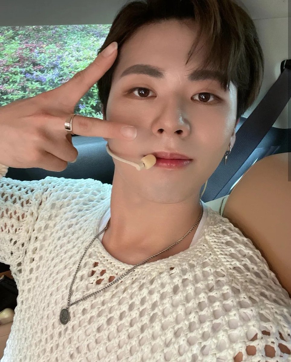 WAO_FAN_'s tweet photo. I first noticed that Guwon has a scar only this Tuesday when he posted this photo👇
Never noticed before...
But now, I have reviewed all his photos! And if you look closely, you can see the scar on many of them...

And when did you notice it? https://t.co/cAgwFtjP4E