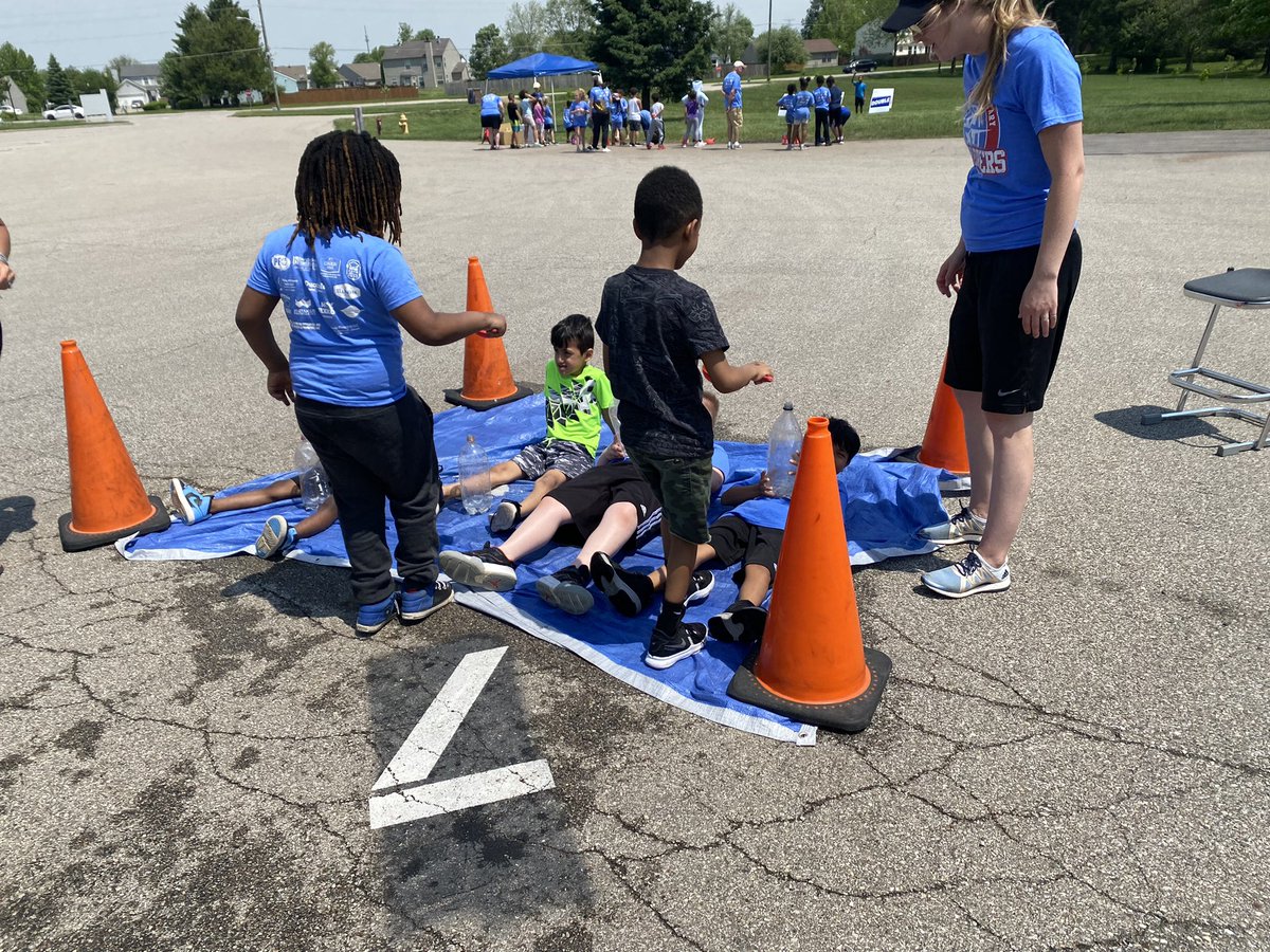 MrsJessCosman's tweet photo. We had so much fun at Field Day today! #ic2122 #onlyatIC https://t.co/F1IKpcyMbO