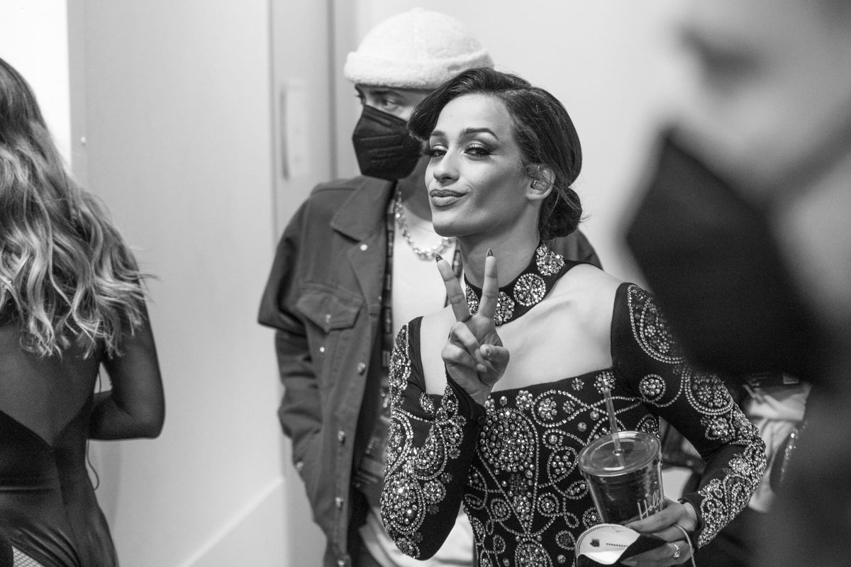 /// El BOE del POP · Núm. 4046 · 20/05/2022 · Yo siempre estoy ready pa' romper cadera', romper corazones /// Aún con resaca eurovisiva, y con reflexión incluida, también tenemos singles, clips emocionales, remixes brutales y directos en las alturas …estiradoenlapistadebaile.blogspot.com/2022/05/el-boe…