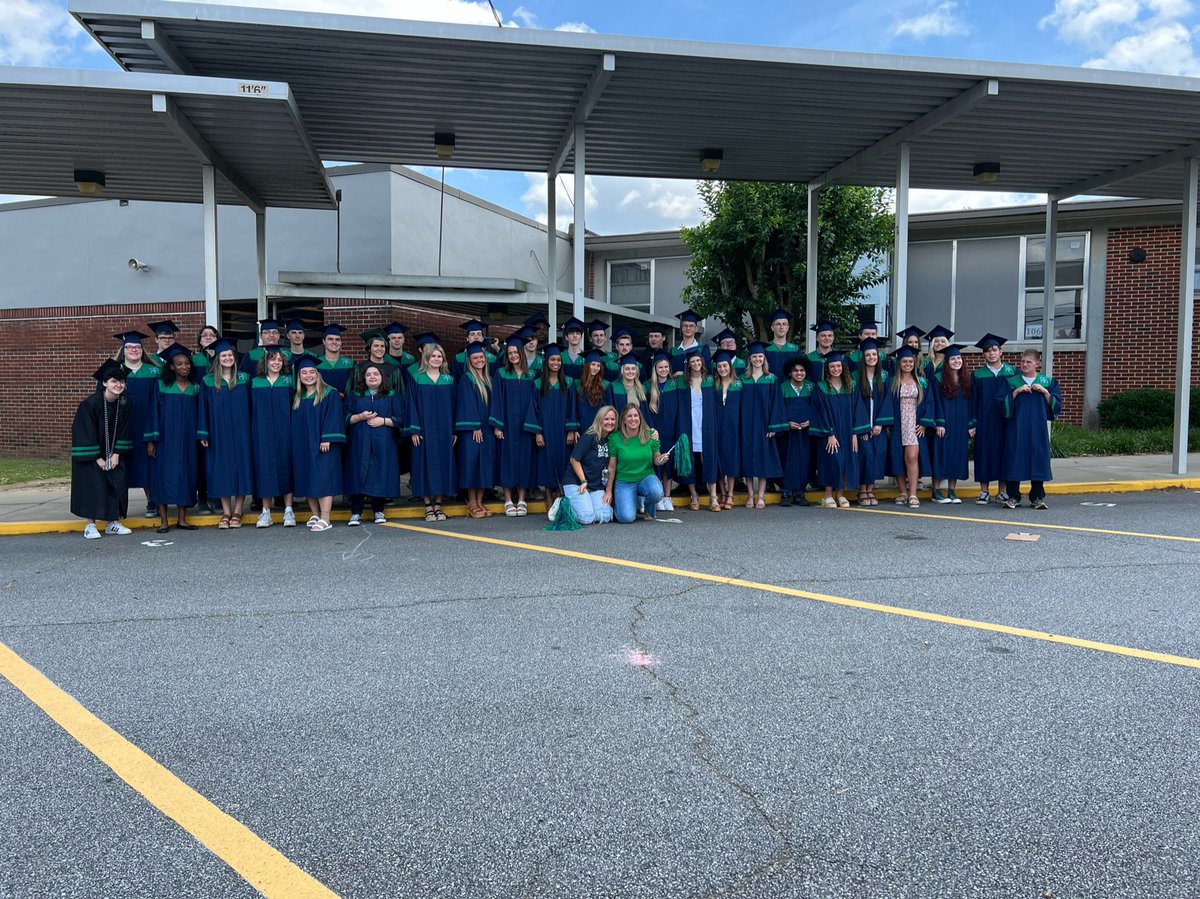 CissiKale's tweet photo. So proud to celebrate @duewest_es alumni and walk the halls one last time!  💚💙🎓 #Classof2022 #duegood https://t.co/CO1TQlP0CI