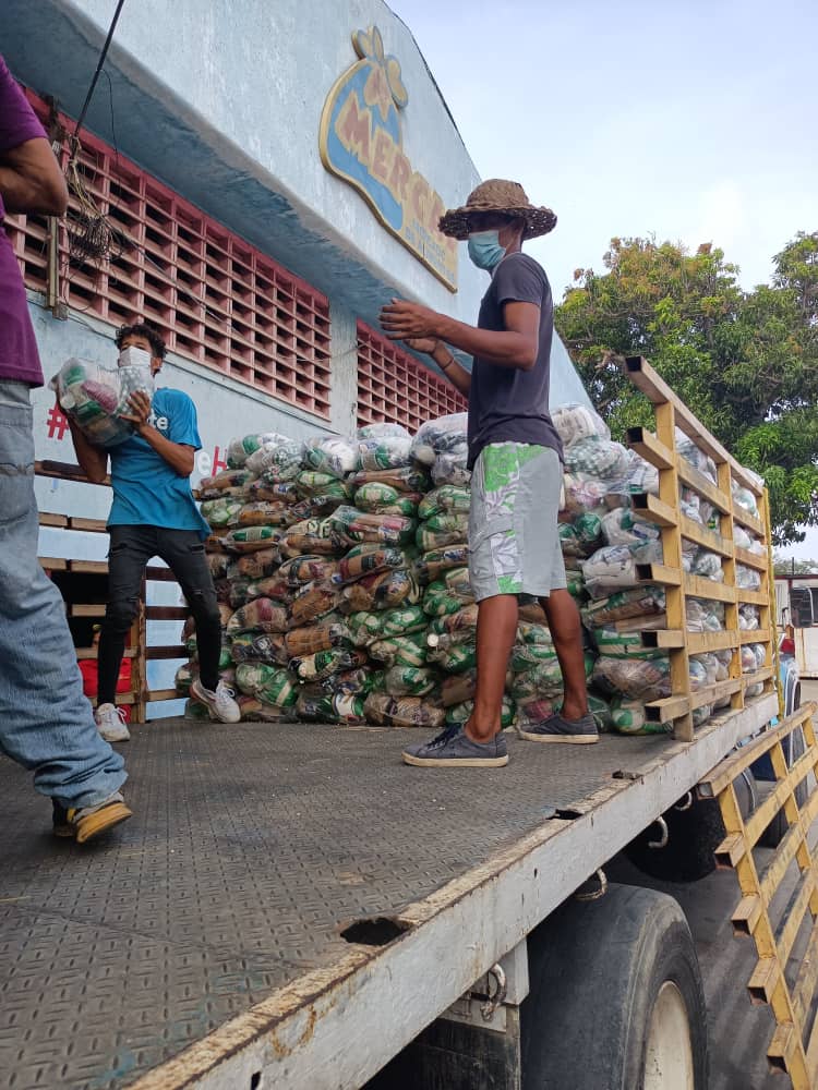 MercalOficial's tweet photo. #NuevaEsparta || @MercalOficial Inició distribución de los combos alimenticios Clap,  para atender a las familias del municipio Tubores.
#MaduroLíderDeVictorias https://t.co/1yuRu0j7Ar