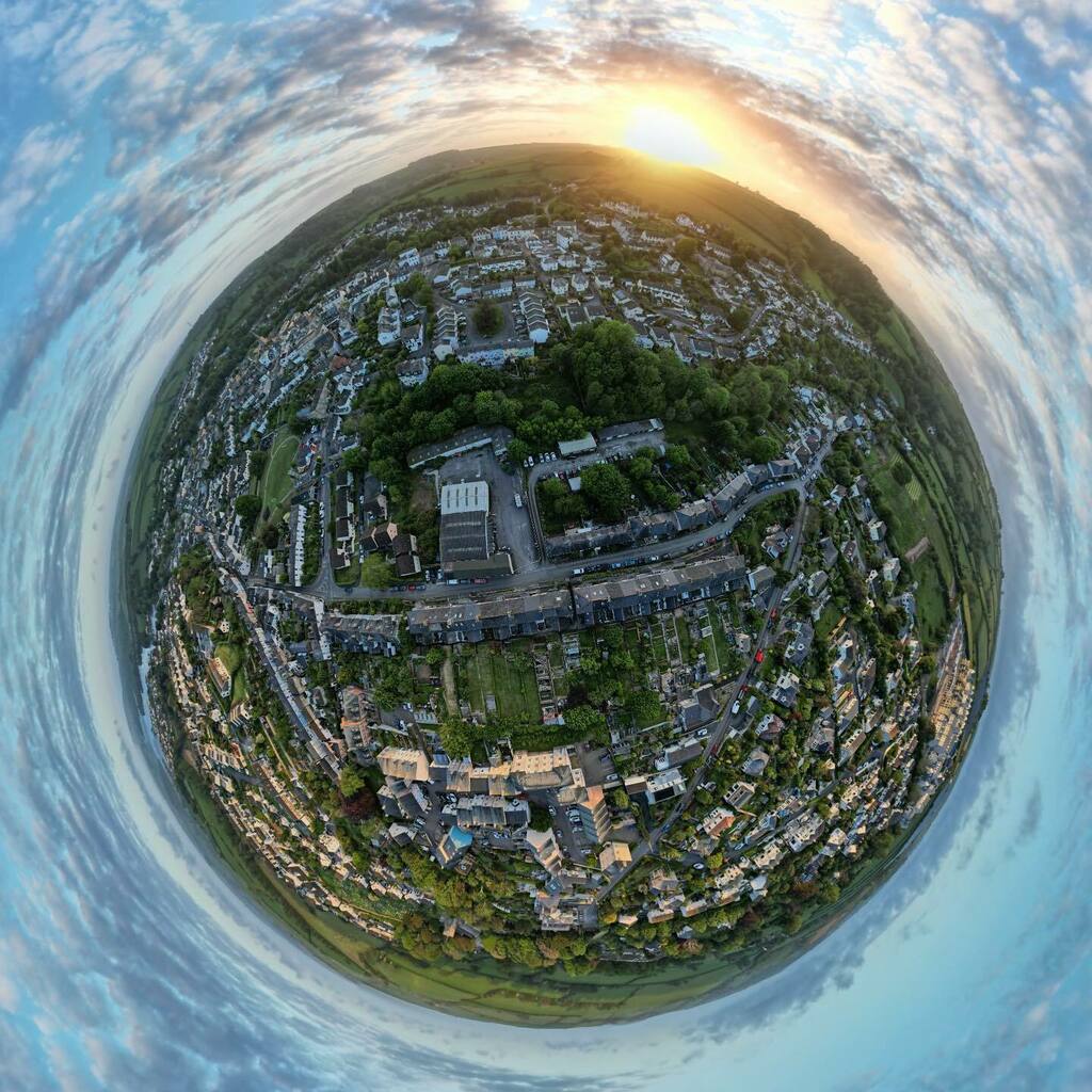 It’s a small world after all 🎶 

Tonight’s sunset from #kingsbridge #ilovelocal #kingsbridgefromabove #changeyourperspective #devonfromabove