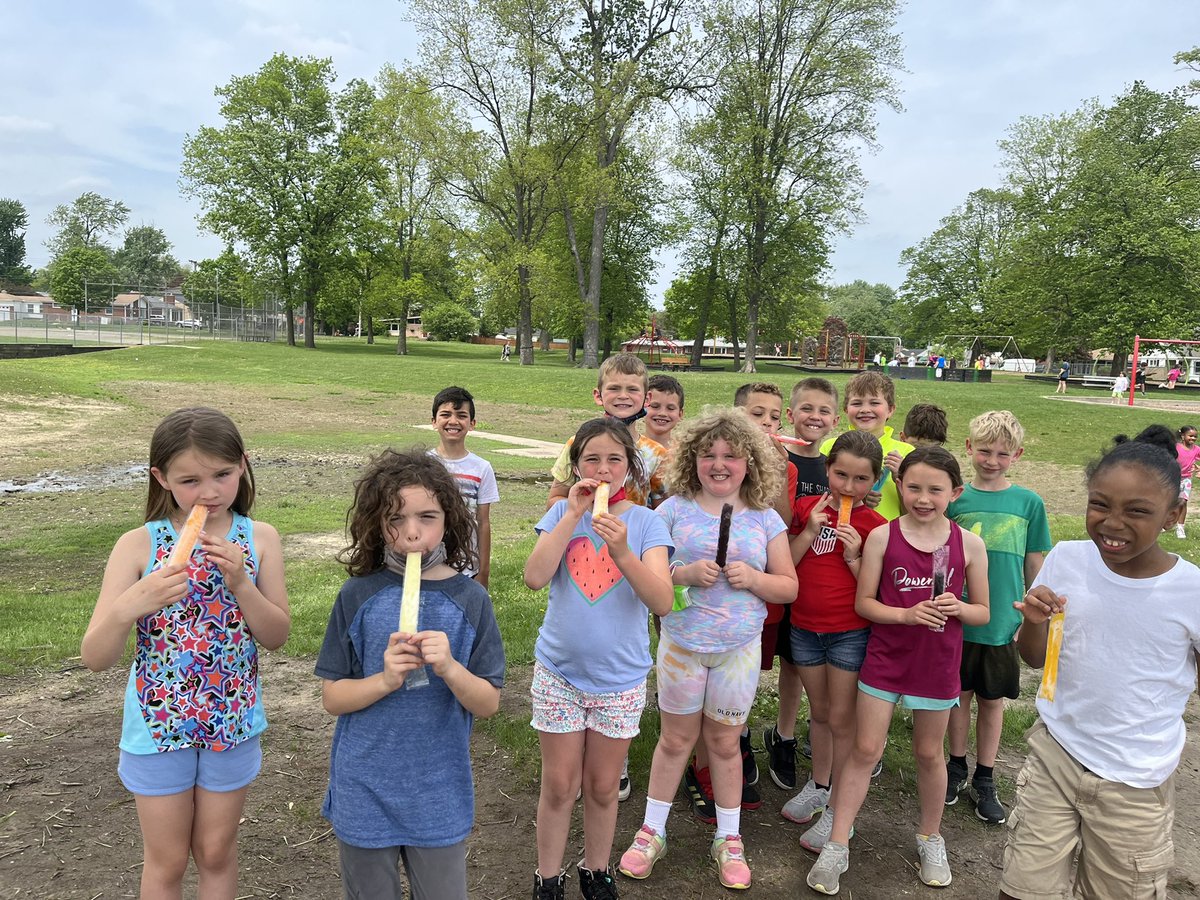 abergersclass's tweet photo. I couldn’t have planned it better- popsicles on this hot May Day! @Jyouanes_ADDAMS #addamslearners https://t.co/F1DD3zfuch