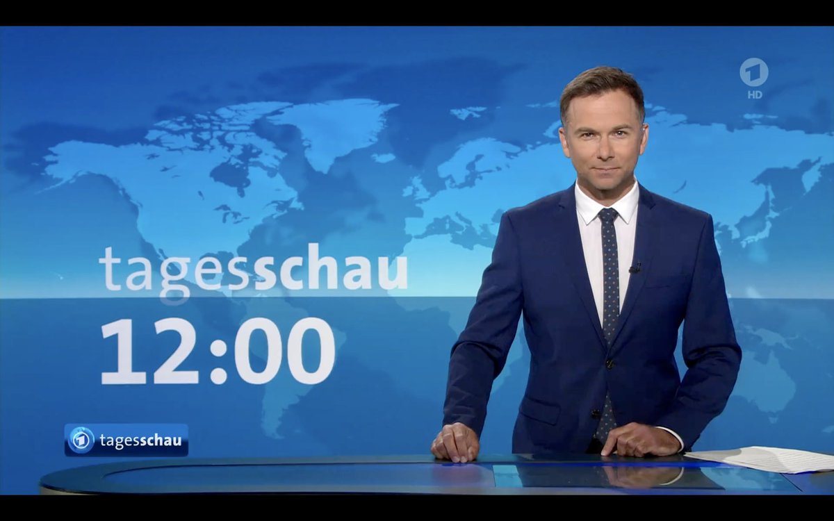 Hier ist <a href="/DasErste/">Das Erste</a> Deutsche Fernsehen mit der @Tagesschau. Und ich da drinne. 📺🙋🏻‍♂️ Fühlt sich immer noch an wie im Film. Nur halt im Fernsehen. Jetzt: Wochenende! ✌️