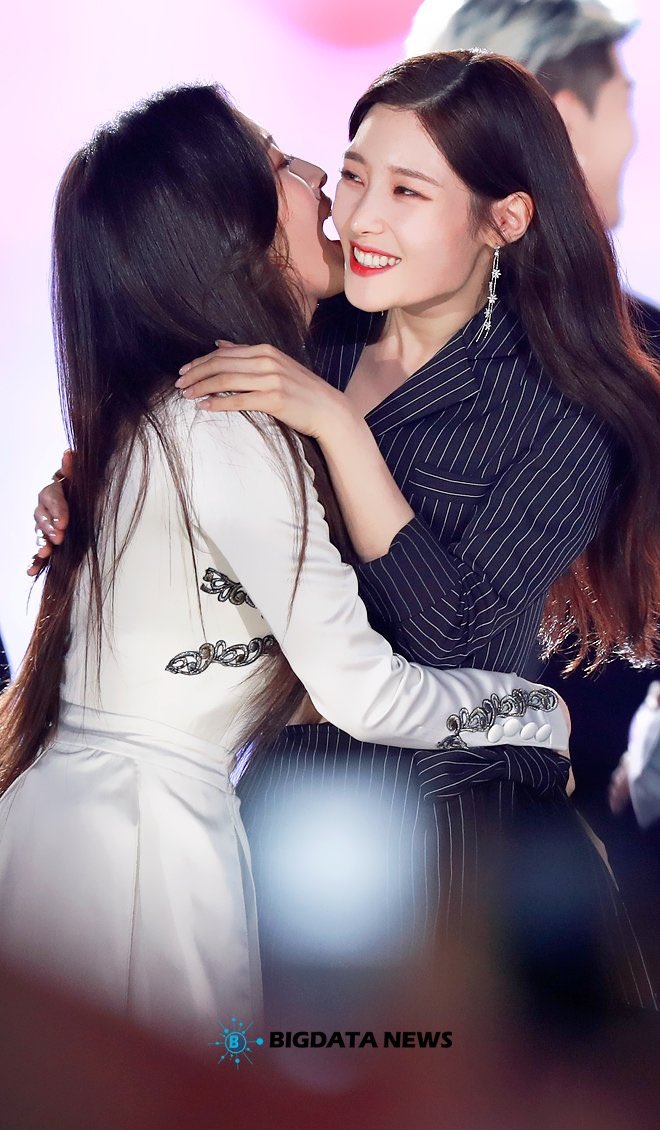 girlgroupspics's tweet image. oh my girl’s arin with dia’s chaeyeon