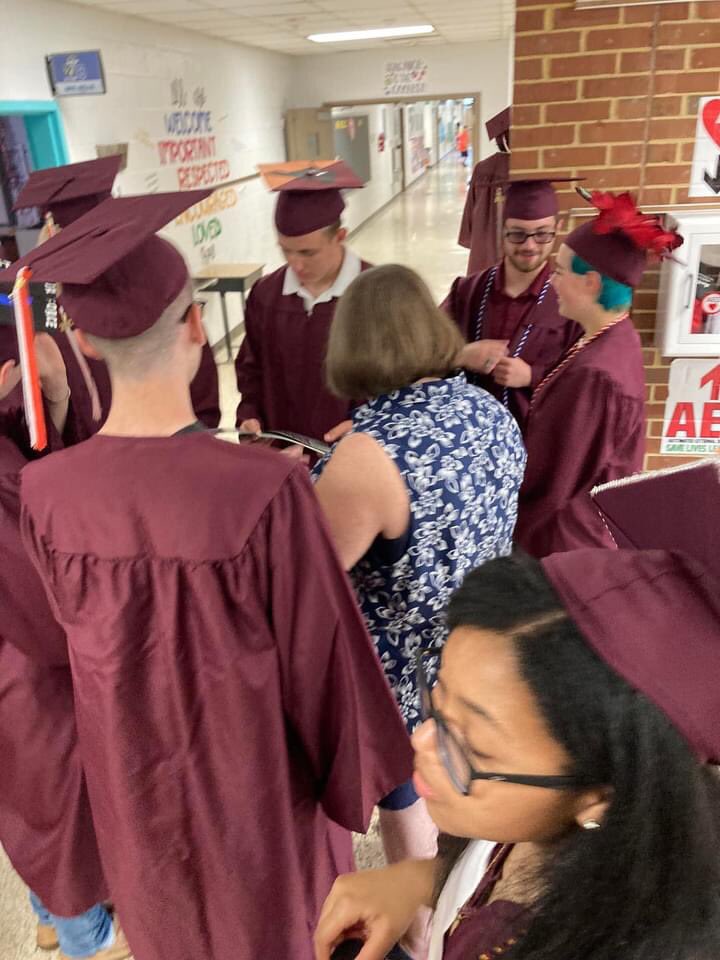 RockhillES's tweet photo. More pictures from our Senior Walk... such a great tradition @SCPSchools #RESLearnLeadSucceed https://t.co/oTl2Ol2hBX