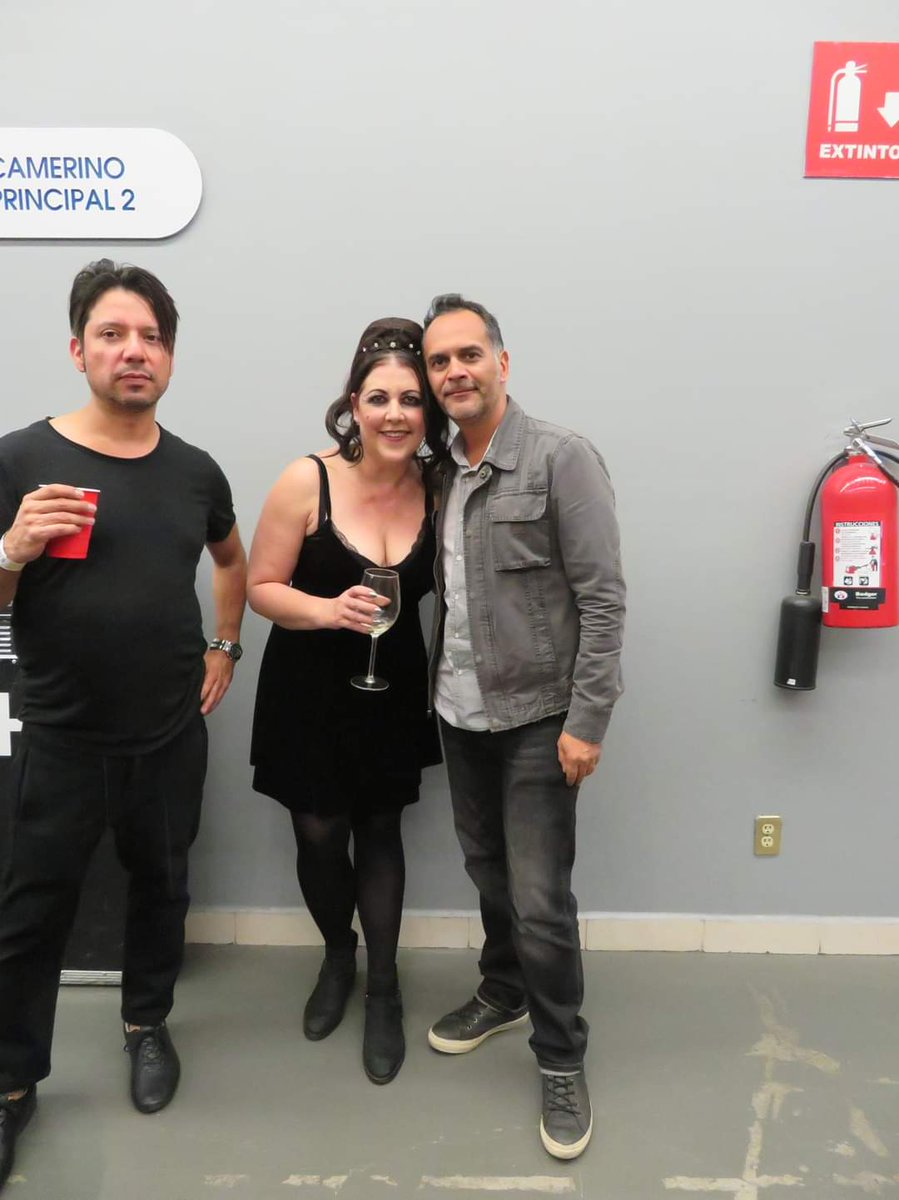 gabovazquezg's tweet photo. Hace 4 años con Joanne Catherall, de The Human League
y el famoso @Cassini_101
.
#thehumanleague #humanleaguemx #PEPSICENTERWTC #CDMX #euritmialive #noiselab #conciertos #conciertosmexico #pcwtc 
.
#fotosconfamosos #joannecatherall https://t.co/BnML2BghKi