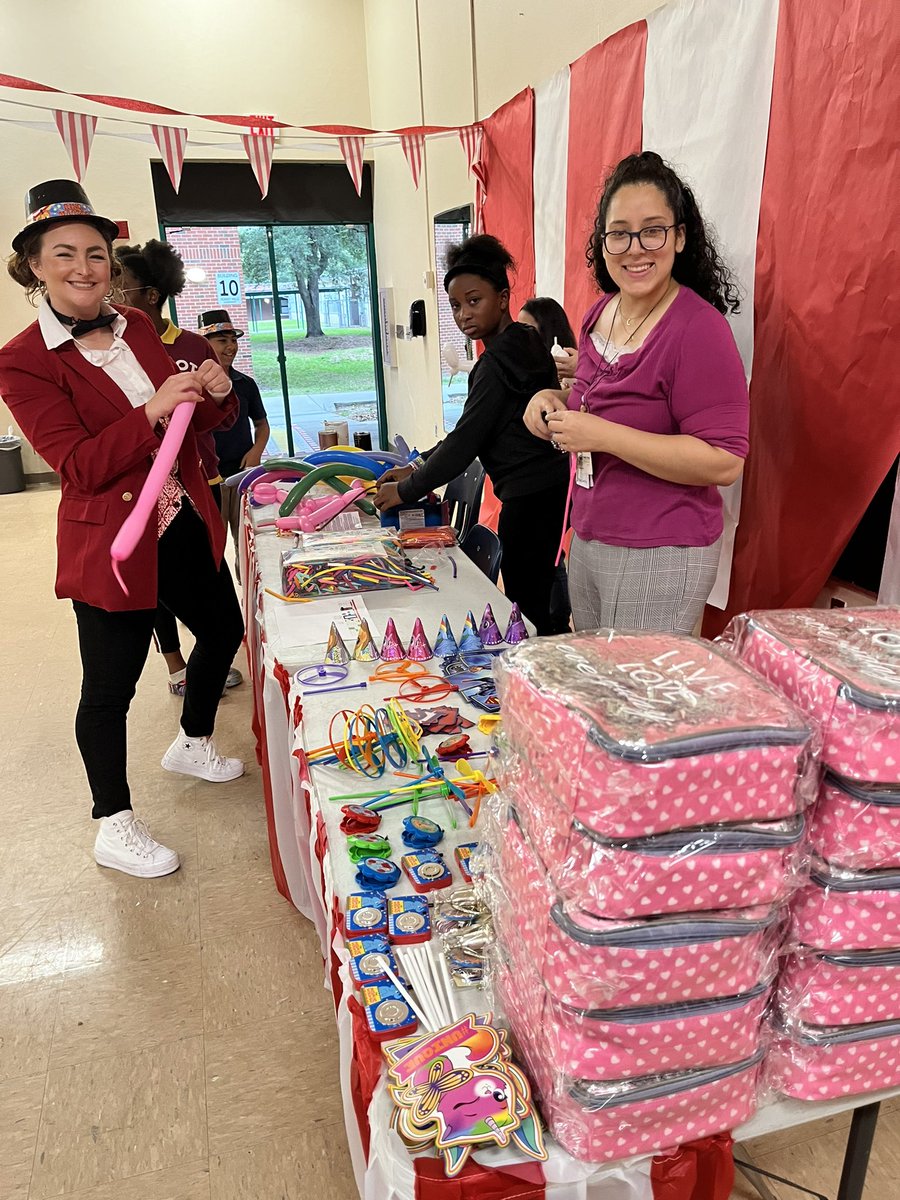 MsClarkRm125's tweet photo. Today @HCPSForestHills became a carnival to celebrate our kiddos and their positive behavior this month @flpbis. An extraordinary production, thanks to @_MsMcCarter and her team. Can I add “Professional Face Painter” to my teaching certificate??@AddisonGDavis https://t.co/KDQtJxInyI