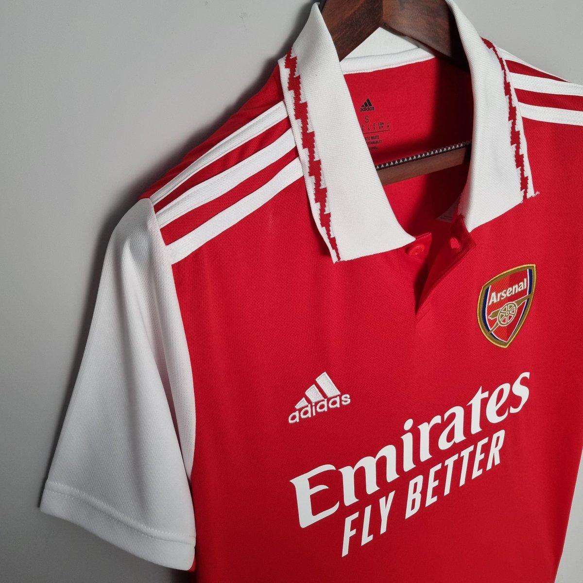 CamisaPesada's tweet photo. 🔴 GUNNERS!
A nova camisa do Arsenal traz o tradicional estilo com o corpo do manto vermelho e as mangas brancas. Na gola o estilo polo, com detalhes em zigue-zague.

Adquira já a sua pelo link:

👕 Arsenal Home 22/23 
📲 https://t.co/5x5wyAdXT2

#camisapesada
#asuafootballstore https://t.co/w3oTgv0ZMP