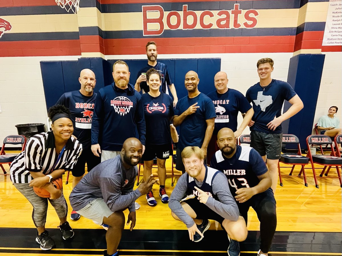 BerryMiller_JH's tweet photo. Annual #FacultyVsStudents basketball game in Bobcat Country this afternoon! โค๏ธ๐๐พ๐
How it started....... https://t.co/WyLpA6KgVJ