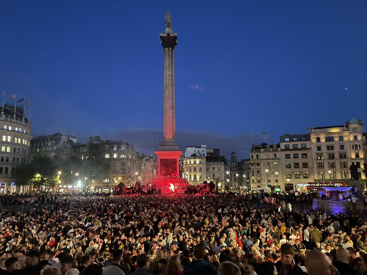 Sunderland fans at Trafalgar Square tonight 

#SAFC