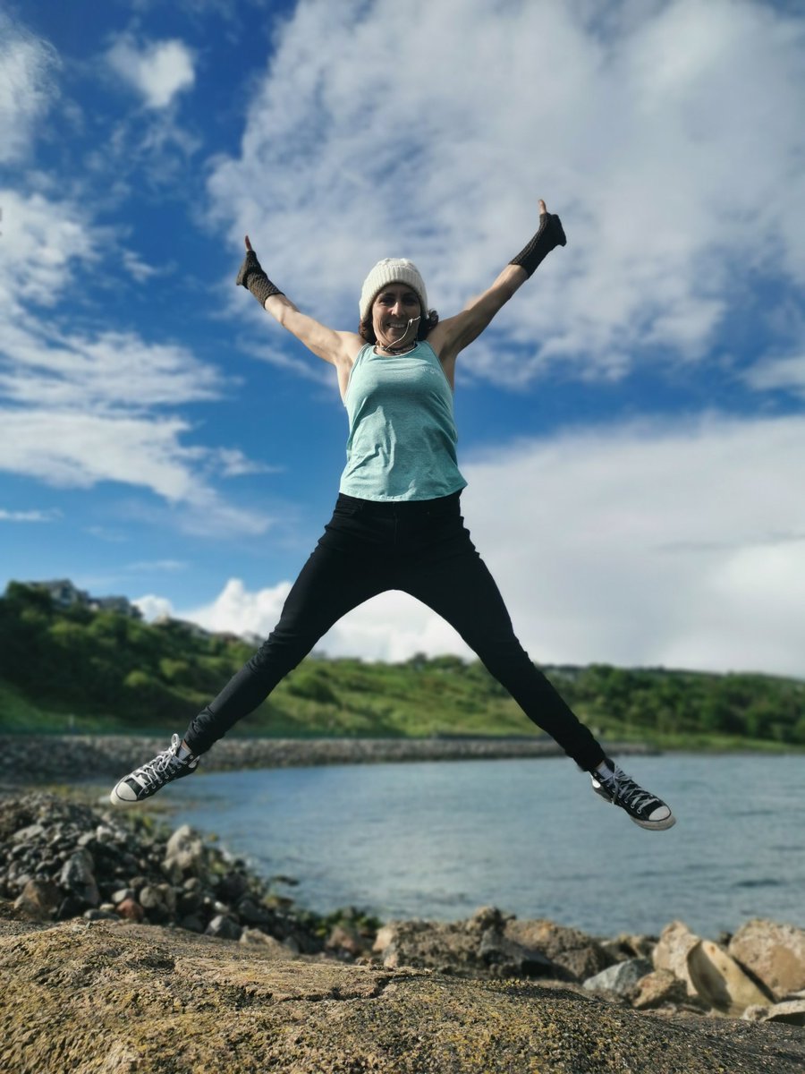 Let's jump into the weekend! Time to discover a new country and to relax before the start of a brand new month, M5 here we come!! My plans for the weekend are simple :discover Belfast, do few asanas & have a drink in a pub... And what's about you? @MyPeakChallenge @samheughan