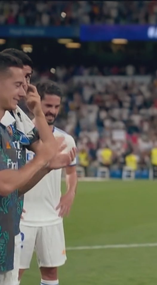 NFootyEditz's tweet photo. Isco crying at his last game at the Bernabéu in white 😞 #RealMadrid #MagIsco #magia https://t.co/JK74waRSr5
