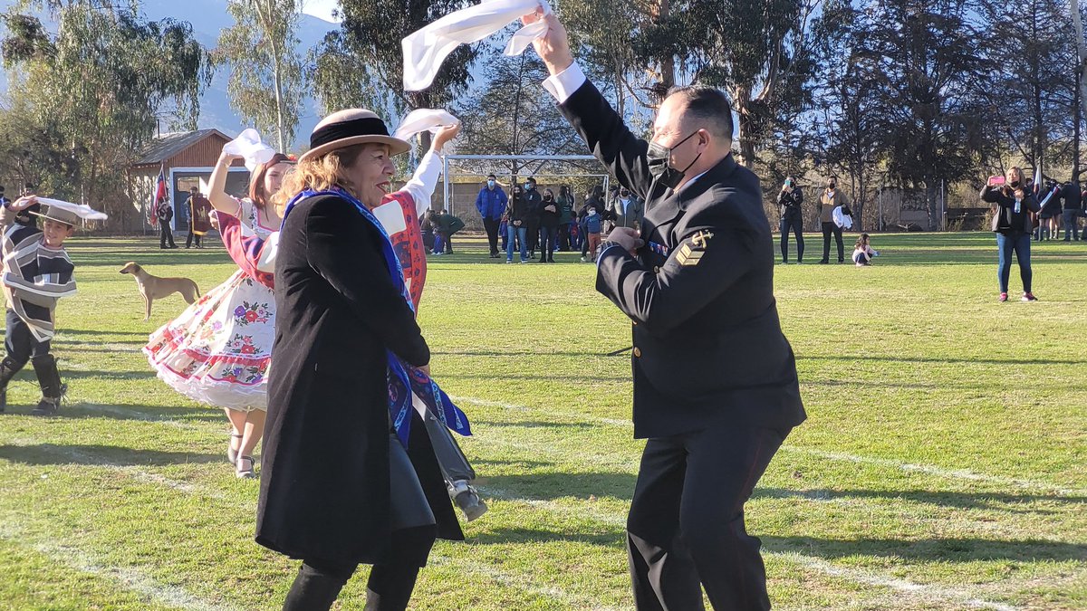 muninogales's tweet photo. Funcionarios de la @Armada_Chile se lucieron bailando cueca en los desfiles conmemorativos de las glorias navales 2022 organizados por @muninogales https://t.co/D7Doa5PznA