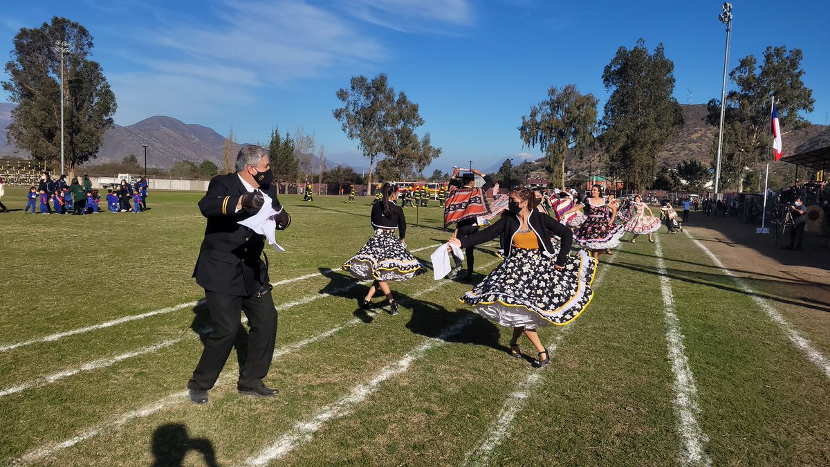 muninogales's tweet photo. Funcionarios de la @Armada_Chile se lucieron bailando cueca en los desfiles conmemorativos de las glorias navales 2022 organizados por @muninogales https://t.co/D7Doa5PznA