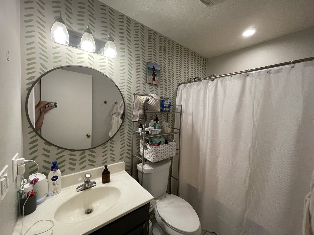 s_ierraaa's tweet photo. Back and forth deciding whether or not I like my new bathroom paint job https://t.co/XeS7EEMMNO