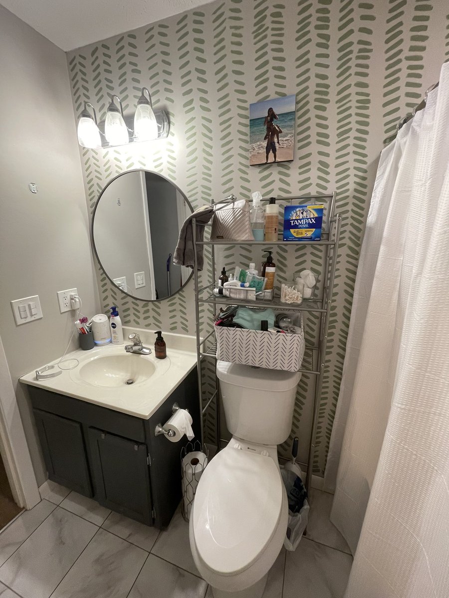 s_ierraaa's tweet photo. Back and forth deciding whether or not I like my new bathroom paint job https://t.co/XeS7EEMMNO