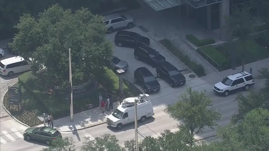 HunterJCullen_'s tweet photo. #BREAKING: The IRS-CI has raided alliantgroup in Houston, TX as part of a court-authorized investigation. Massive law enforcement presence. https://t.co/nOjOZXbl9X