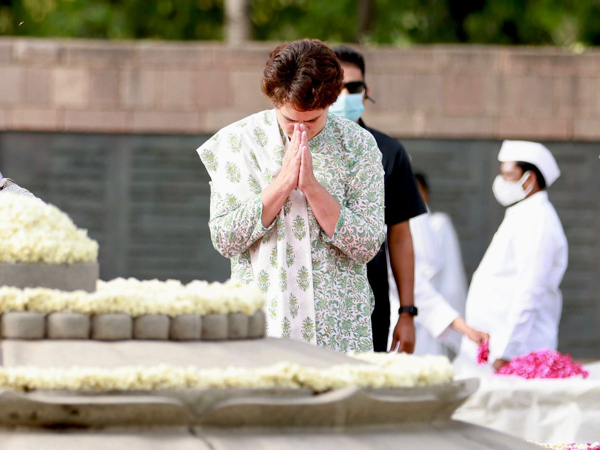 INCIndia's tweet photo. Congress President Smt. Sonia Gandhi and AICC General Secretary Smt. @priyankagandhi pay their heartfelt tributes to former Prime Minister, Shri Rajiv Gandhi, on the occasion of his Martyrdom day, at Vir Bhumi, New Delhi. https://t.co/b0CL47BXEa