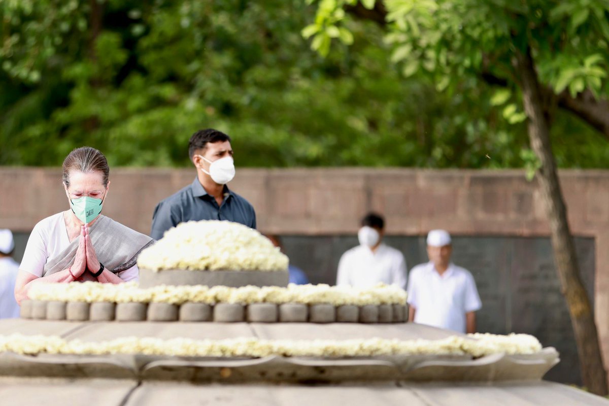 INCIndia's tweet photo. Congress President Smt. Sonia Gandhi and AICC General Secretary Smt. @priyankagandhi pay their heartfelt tributes to former Prime Minister, Shri Rajiv Gandhi, on the occasion of his Martyrdom day, at Vir Bhumi, New Delhi. https://t.co/b0CL47BXEa