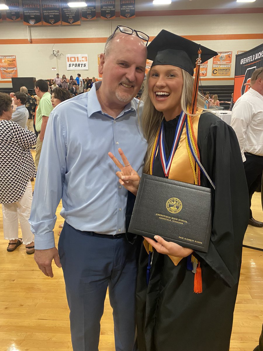 paigesdadj5's tweet photo. My heart is broken! My baby is about grown.😭
Congrats to all graduates! https://t.co/7kt72H929W