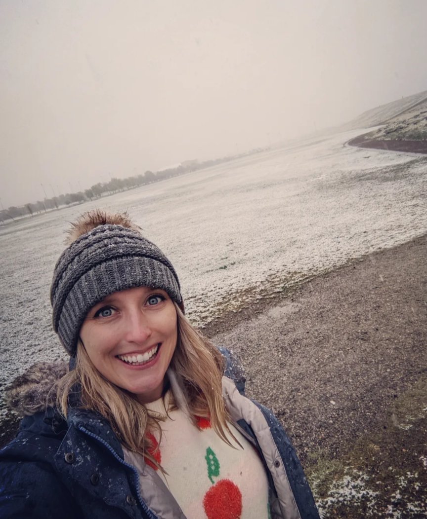 ChelsAndrewsWX's tweet photo. Welcome to Colorado where the seasons are made up and the calendar doesn't matter. Snow's flying in Denver and I cannot believe summer is just a few weeks away.
This place is a weather nerd's paradise ๐คฉ๐ฅถ๐คฏ
#cowx #texastocolorado #meteorologist #springincolorado https://t.co/UZ4gtmfKbl